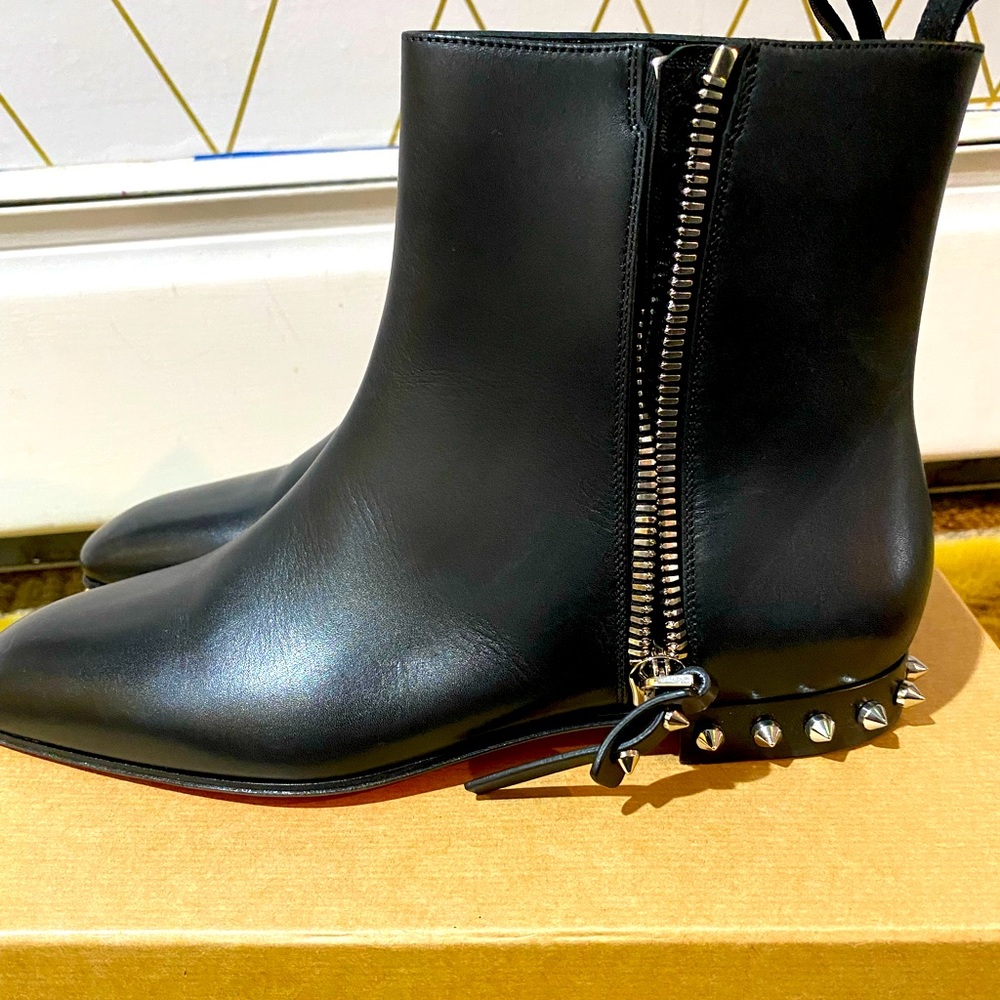 Donna Roadirik Christian Louboutin boots.